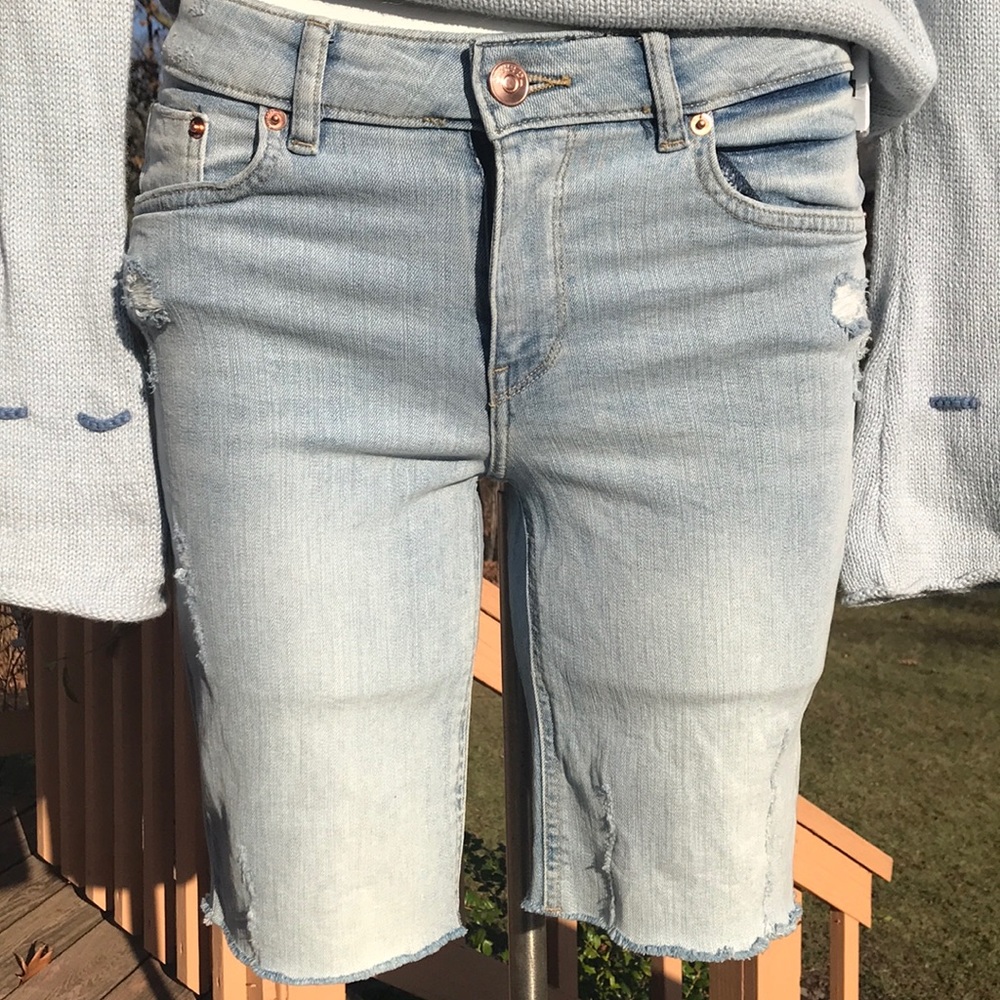 3/$25💜NWOT H&M distressed shorts 10